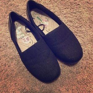 Black flat shoes